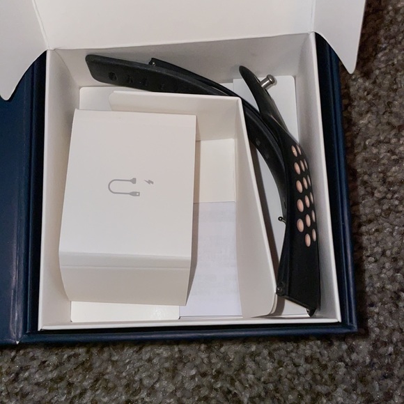 Fitbit Versa with charging stand - Picture 4 of 6